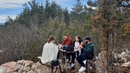 PLANINA NA KOJOJ ZIMA POSTAJE BAJKA: Zašto Zlatar privlači porodice i ljubitelje zimskih sportova svake godine?