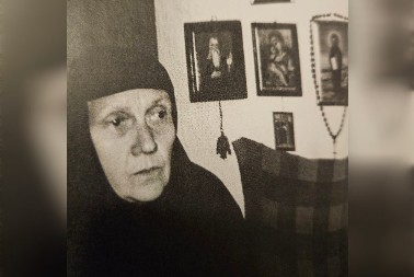 SVE ČEŠĆE Ljudi hrle manastiru Vraćevšinica da se pomole za zdravlje kraj groba mati Ane, evo zašto (FOTO)