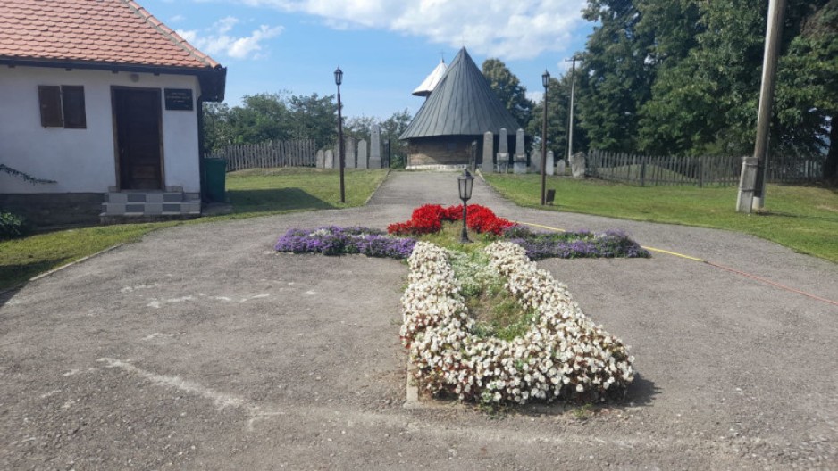 DA LI STE JE VEĆ POSETILI? Jedinstvena crkva brvnara krije NEPROCENJIVE ruske IKONE, a nalazi se ovde