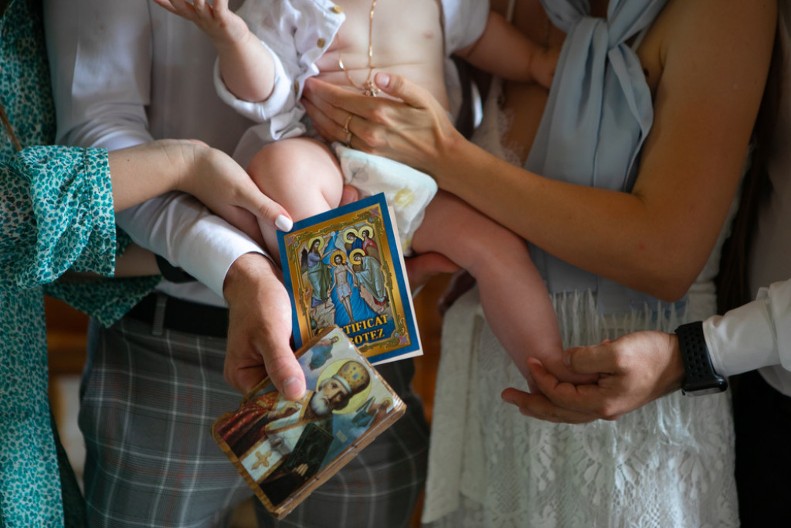 Bela odeća i plamen sveće: Srpski običaji za krštenje kao simbol novog početka