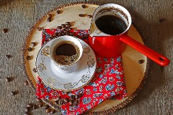 TRADICIJA IZ 16. VEKA Evo zašto gledamo u šolju i šta znače neki od najvažnijih simbola