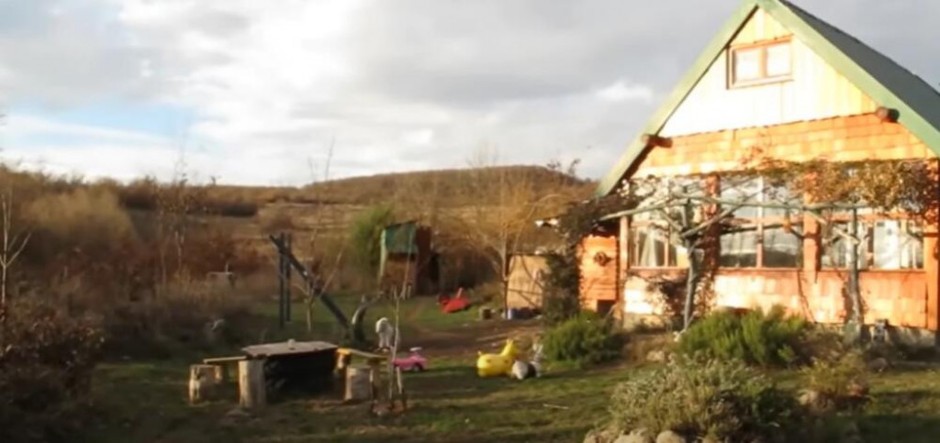Bračni par iz Srbije za godinu dana napravili i uselili se u kuću od slame i blata: 2 metra drva im dovoljno za grejanje