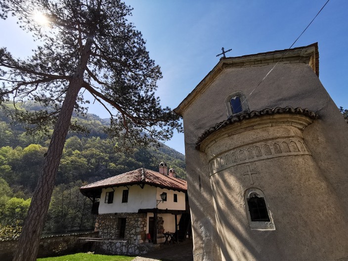 IMAO JE NAJVIŠE DECE OD SVIH SRPSKIH VLADARA Sinovi Miloša Obrenovića sahranjeni u manastiru na maloj srpskoj Svetoj Gori (FOTO)