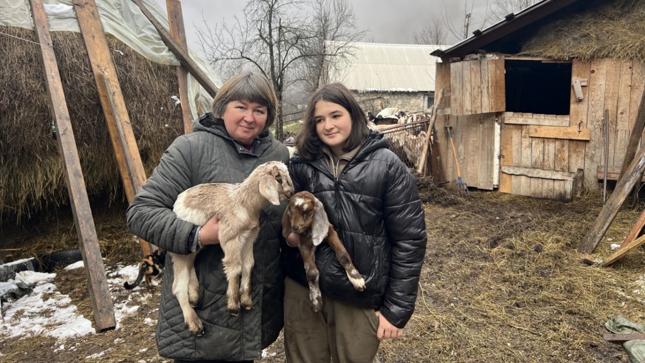 Medveda i vukova ima više nego ljudi: Ruskinja Tatjana menjala veliki grad za udaljeno i nepristupačno selo, sa mužem i kćerkom podno Volujka uzgaja koze
