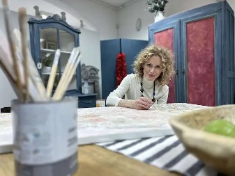 PRAVI ČUDA Marija iz Čačka je inženjer vazduhoplovstva a stvara magiju od starih komada nameštaja (FOTO)