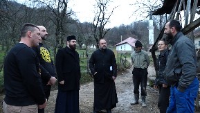 POMOGLA I PRAVOSLAVNA OMLADINA Tročlana porodica Gibanica dobija nov dom, a živeli u očajnim uslovima (FOTO)