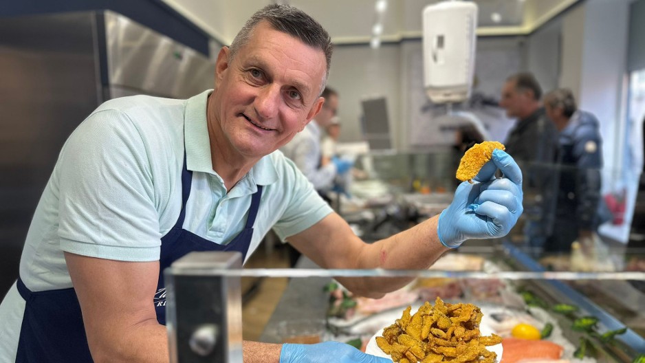 Nesvakidašnji posni delikates, Čačani oduševljeni: Kuvar Goran u ribarnici pravi čips od šarana