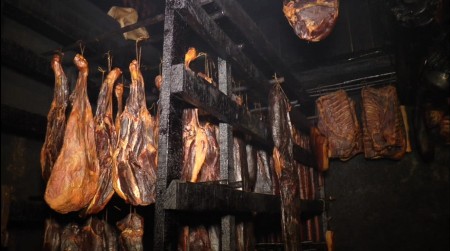 Nisu samo maline - i zlatiborska pršuta je pravi srpski brend: Ovo selo je prestonica suvomesnatih proizvoda, još jedna čuvena "Pršutijada" zakazana u Mačkatu