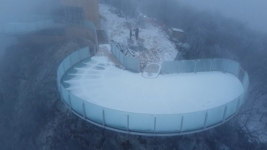 Ništa nije puklo, jedva čekamo da se izgradi: Ovako izgleda "stakleno čudo" na vrhu Kablara, montira se ograda i čekaju bezbedonosne provere