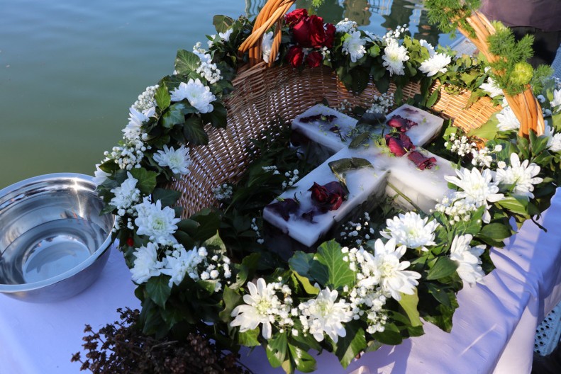 Devojke stavite ispod jastuka noćas ogledalce, možda sanjate budućeg muža: Etnološkinja otkriva verovanja i običaje za tri velika praznika koja proslavljamo