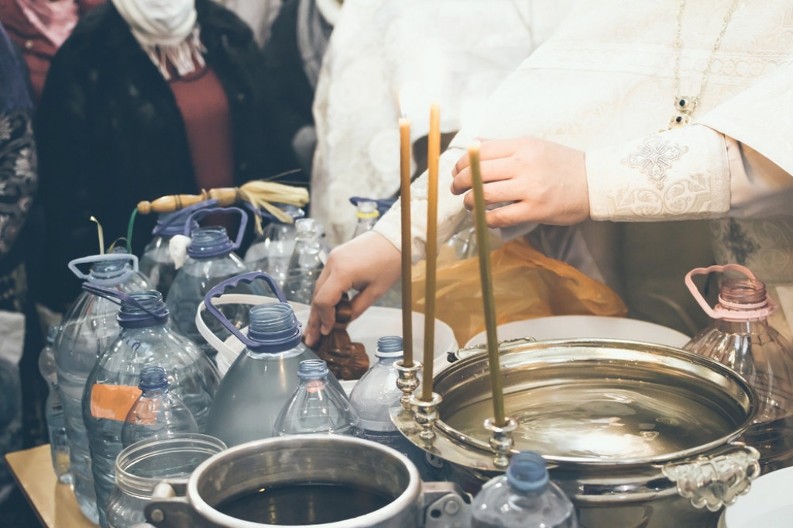 Bogojavljensku vodicu ne smete koristiti na sledeći način: Tako gubi svoju svetu moć, a vi na sebe navlačite veliki greh