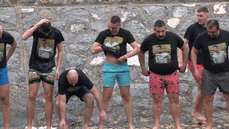 Uvek si sa nama BRATE NEBA: Policajci zaplivali hladnom Đetinjom u čast prerano preminulog kolege, na sebi imali posebne majice