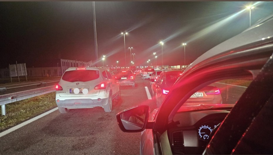 Kolaps na granici, čeka se preko sat vremena: Kilometarske kolone vozila na Bajakovu, Bojan otkriva mogući razlog