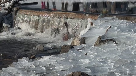 Lomili su led da bi uskočili u vodu na minus deset stepeni: Veličanstveno plivanje na Bogojavljenje u Sjenici, na Zlatiboru sami napravili jezerce