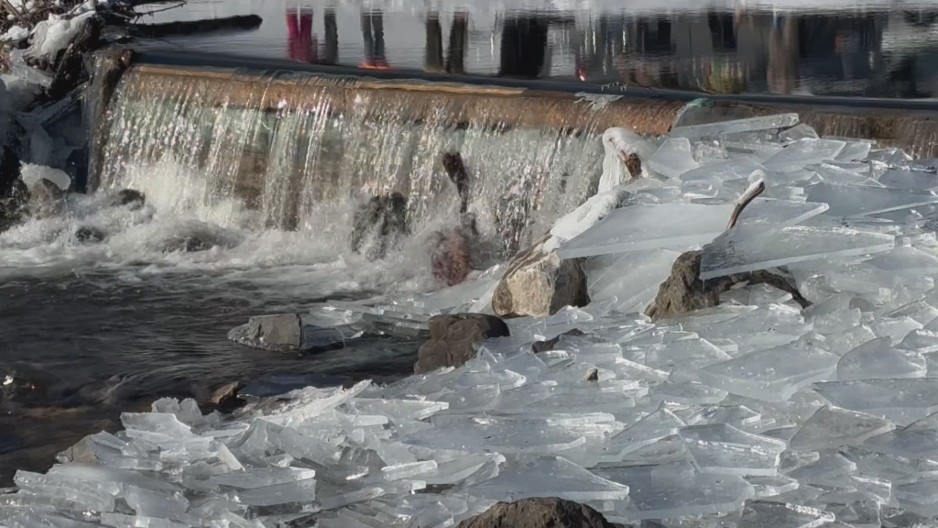 Lomili su led da bi uskočili u vodu na minus deset stepeni: Veličanstveno plivanje na Bogojavljenje u Sjenici, na Zlatiboru sami napravili jezerce