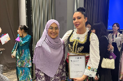 Bila je srpska pevačica, a sada je na korak da postane doktor nauka u Americi! Neverovatna transformacija, a sad je u Maleziji primila nagradu u narodnoj nošnji