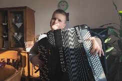 Nikola svira harmoniku, da vidite samo šta je kupio od svoje zarade: On je najveći ponos svojih roditelja i bake