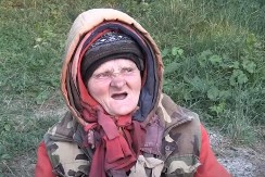 KO ZA NJU NIJE ČUO, ŽIVI ISPOD KAMENA Smejali smo se Milki sa 20 kapa na glavi, a životna priča je tuga