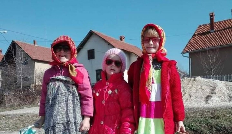 Maskirani i veseli: Deca u selima oko Topole čuvaju stare srpske običaje od zaborava, tokom Bele nedelje obilaze domove - zaigrali čak i kolce