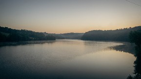 Jezero koje menja boju – neverovatni fenomen u srcu Šumadije