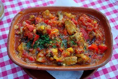 Leskovačka mućkalica: Pikantna mesna čarolija iz crepulje koja osvaja nepca