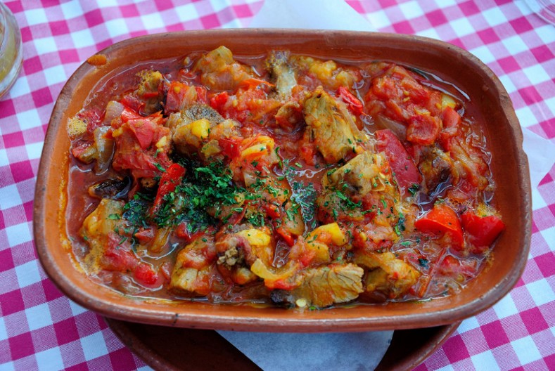 Leskovačka mućkalica: Pikantna mesna čarolija iz crepulje koja osvaja nepca