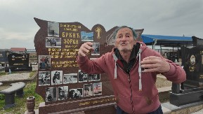 Ljudi gledaju u spomenik na groblju i krste se sa obe ruke: Zoran za datum smrti stavio 2057. godinu, a pored napravio neverovatnu humorističku tablu od slika sa ženama