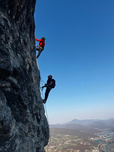 Ovo je nova turistička atrakcija u Srbiji: Kod Tutina napravljena Via Ferrata od koje zastaje dah, gvozdeni put vodi do strmih litica (FOTO)