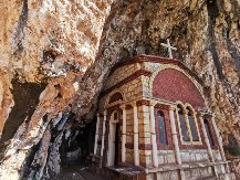 NA STRMOJ STENI U PEĆINI NALAZI SE ISPOSNICA SVETOG SAVE Kad stignete do crkve po ovom znaku znaćete da li ste GREŠNI