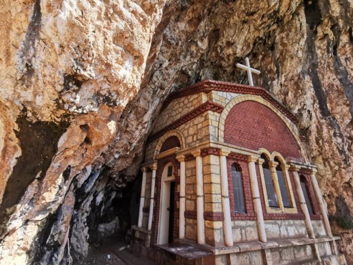 NA STRMOJ STENI U PEĆINI NALAZI SE ISPOSNICA SVETOG SAVE Kad stignete do crkve po ovom znaku znaćete da li ste GREŠNI