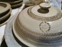 Kako se izrađuje glina iz Jadranske Lešnice: zanat koji živi kroz lonce, pećnice i zemljane saksije