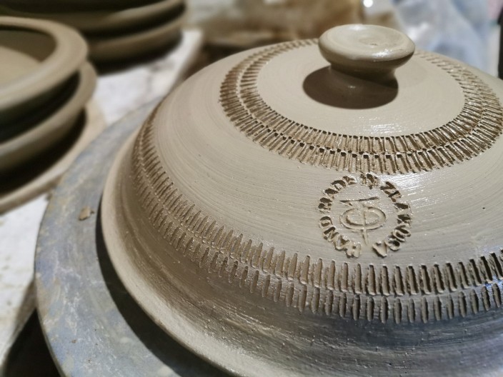 Kako se izrađuje glina iz Jadranske Lešnice: zanat koji živi kroz lonce, pećnice i zemljane saksije