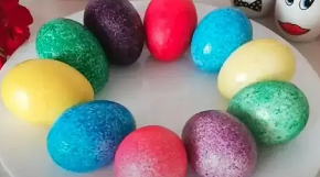 Ofarbala uskršnja jaja PIRINČEM i sve oduševila prizorom - Veoma brz i jeftin način za MAGIČNU šaru