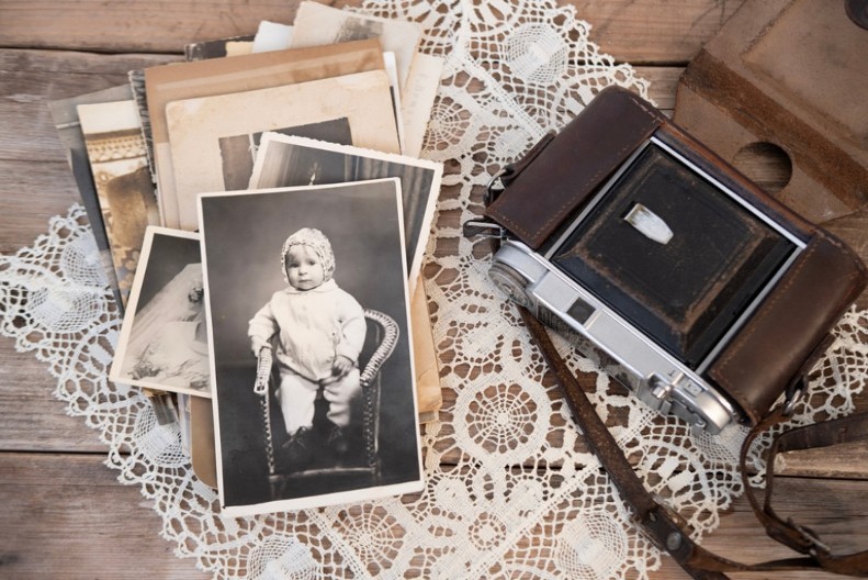 Zašto se stare fotografije ne bacaju, već pale? Narodno verovanje o pamćenju i duši u slici