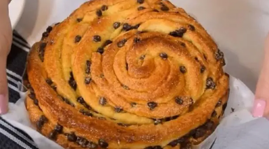 Uskršnja SLATKA POGAČA lepša je od svakog kolača i torte - Mekano testo punjeno čokoladom je poslastica koju niko ne propušta