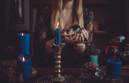 Tkanje sudbine: Ko su bile „privezi“ – žene koje vezuju život za nit