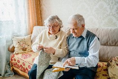 Upletanje sudbine: Verovanje da žena „uzima svetlost“ kada plete pre zore