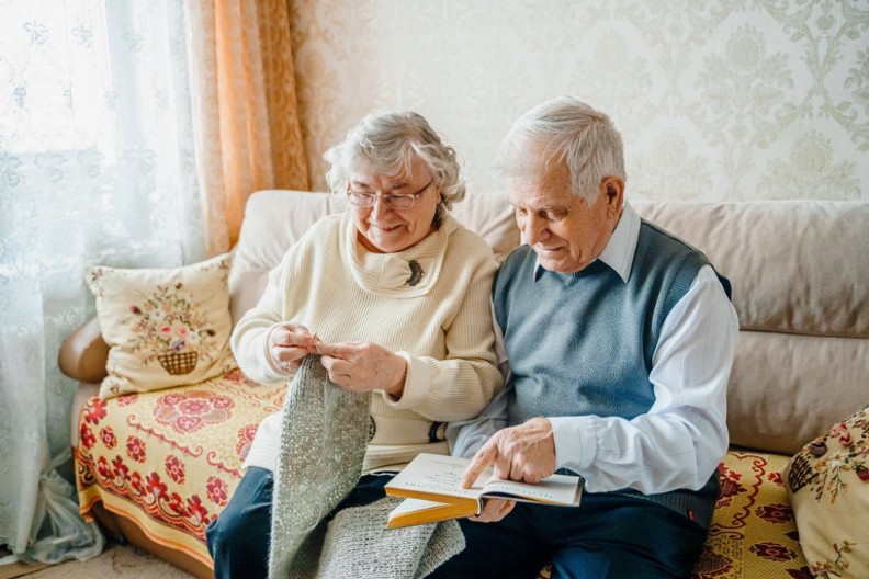 Upletanje sudbine: Verovanje da žena „uzima svetlost“ kada plete pre zore