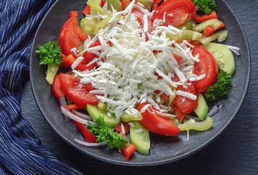 Jedete li i vi krastavac i paradajz zajedno u salati? Evo šta može da se desi vašem organizmu