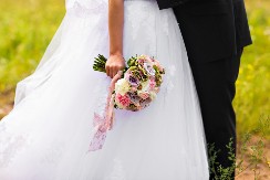 Kakva budućnost čeka mladence ako bidermajer padne na pod? Ovo narodno verovanje prestraviće svaku mladu, evo šta se krije iza svega