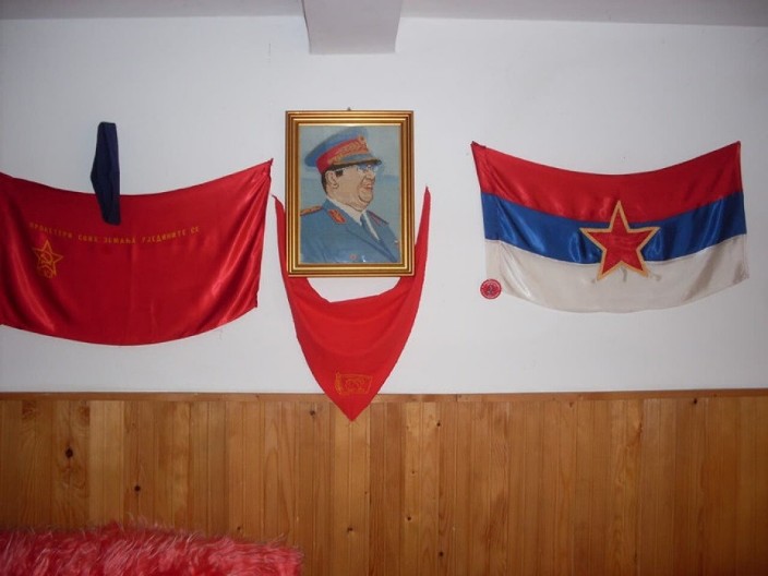 Crveni pasoš u Titovo vreme bio je najtraženija „roba“: Penzioner Rato napravio nesvakdiašnji muzej u centru Čačka, čuva čak i izveštaj o plati koja je tada bila 140.000 dinara