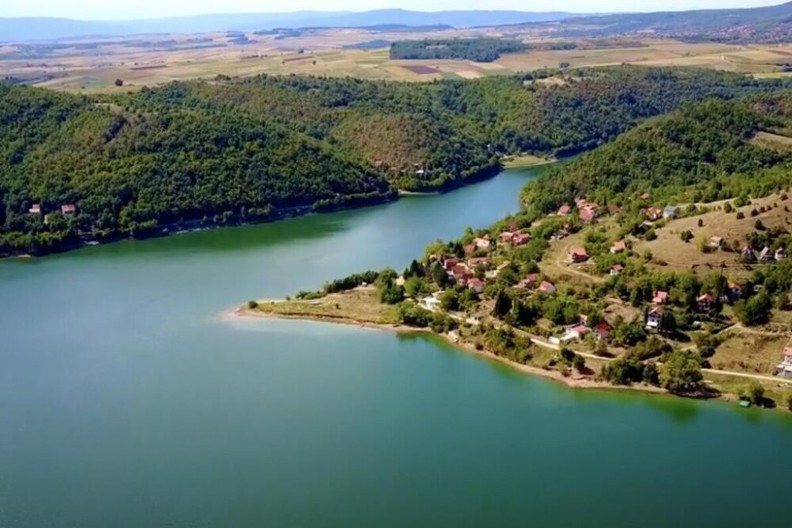 SRPSKO JEZERO KOJE JE IDEALNA ZAMENA ZA MORE nalazi se u blizini jedne od naših najlepših banja: Pitomo, bistro i mirno - savršeno za celodnevna letnja uživanja