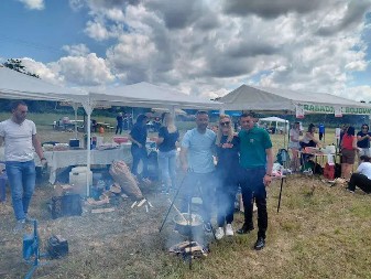 Meso od kengura stiglo specijalno iz Australije: Celo selo miriše na gulaš, preko 30 ekipa ukršta varjače na Gulašijadi u Prijevoru kod Čačka