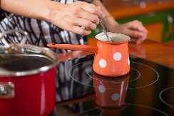 Nekima će delovati bizarno, ali jedan popularni napitak eliminiše sav kamenac iz džezve