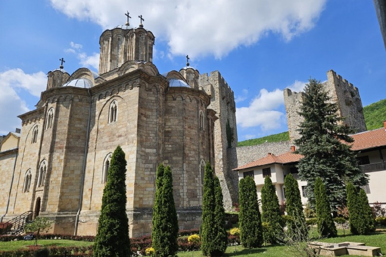 U NJEMU SE ČUVAJU MOŠTI DESPOTA STEFANA LAZAREVIĆA: Visoke zidine manastira Manasija skrivaju bogatu istoriju