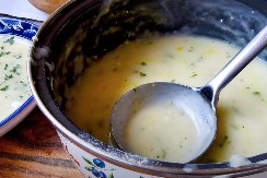 Srbi ga zovu "sirotinjski sos", majke deci pravile za doručak i ručak! Umače se hleb dok je vruće, polizaćete prste