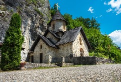 OVAJ MANASTIR JE SRPSKI OSTROG! Pobunili se i pravoslavci i muslimani kada su hteli da sruše svetinju