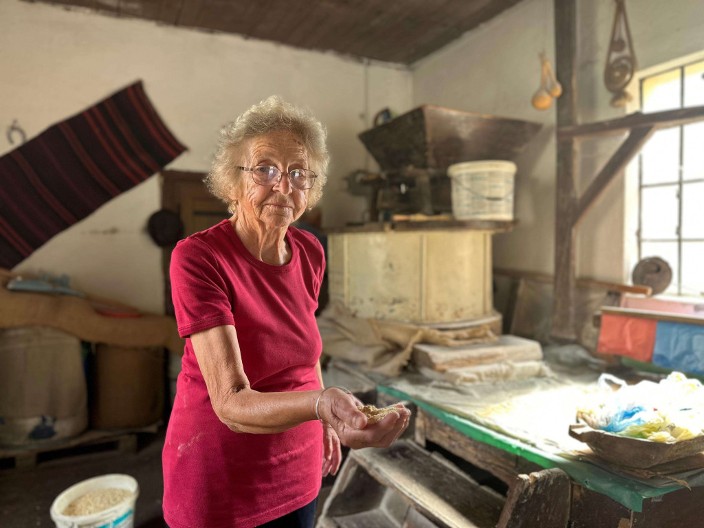 Gordana je vodenicu nasledila od oca, a sada su je obnovili njeni sinovi: Na Ateničkoj reci u Čačku čuva se tradicija predaka a vodenički kamen i dalje melje - odavde stiže najzdravije brašno