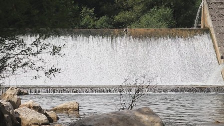 Suša drma, ali reka Rzav se još uvek dobro drži: Trenutni proticaj je 1.700 litara u sekundi, kad padne ispod 1400 tada slede restrikcije za Čačak i još četiri opštine