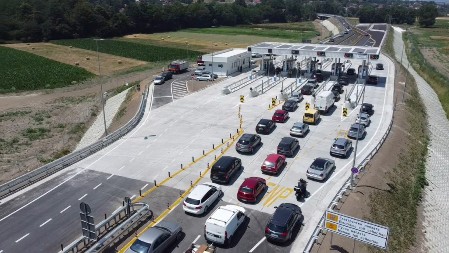 Vatrogasci, policija i Hitna pomoć dežuraju na novom autoputu evo i zbog čega: Otkrivamo šta znači "zlatni sat" i koliko je važan, dnevno ovom deonicom prođe preko 10.000 vozila